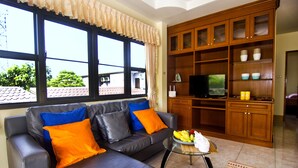 Casa (Holiday) | Área de sala de estar | Televisión LED