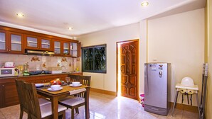 Casa (Holiday) | Cocina privada | Cafetera y tetera, refrigerador, microondas y horno