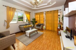 Familienvilla, 4 Schlafzimmer, Poolzugang, Poolseite | Wohnzimmer | Flachbildfernseher