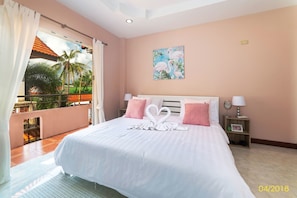 Familienvilla, 4 Schlafzimmer, Poolzugang, Poolseite | Zimmersafe, Schreibtisch, Verdunkelungsvorhänge, Bügeleisen/Bügelbrett