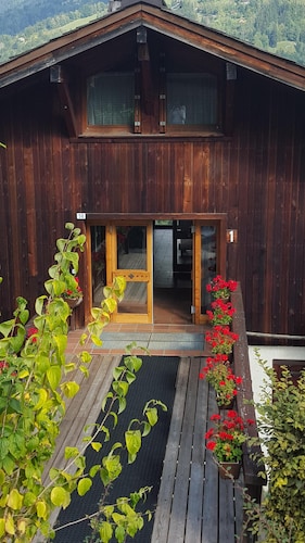 Ski in/ski out apartment in Saint Gervais (sleeps 6) with swimming pool