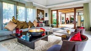Un salon moderne avec un canapé, une table basse et des objets de décoration.