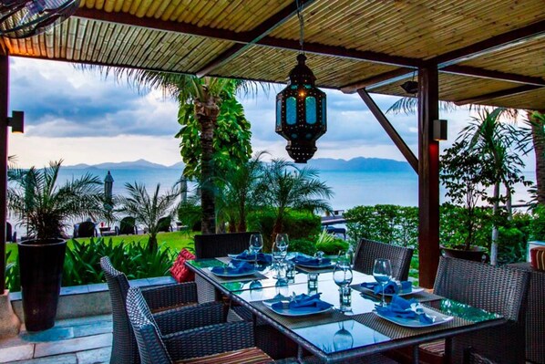 تناول الطعام داخل الغرفة