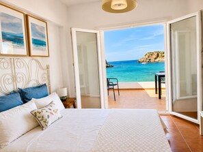 2 bedrooms, desk, iron/ironing board, free WiFi - New pics! Renewed beach home.  Jun26 releases home. He brushes the sea with his fingers. (Menorca, España)