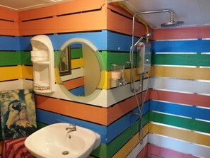 Chambre Familiale | Salle de bain | Douche, articles de toilette gratuits, serviettes fournies