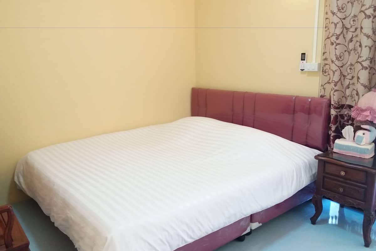 Standard Double Room | Meja, langsir/tirai gelap terus, katil lipat simpan/tambahan