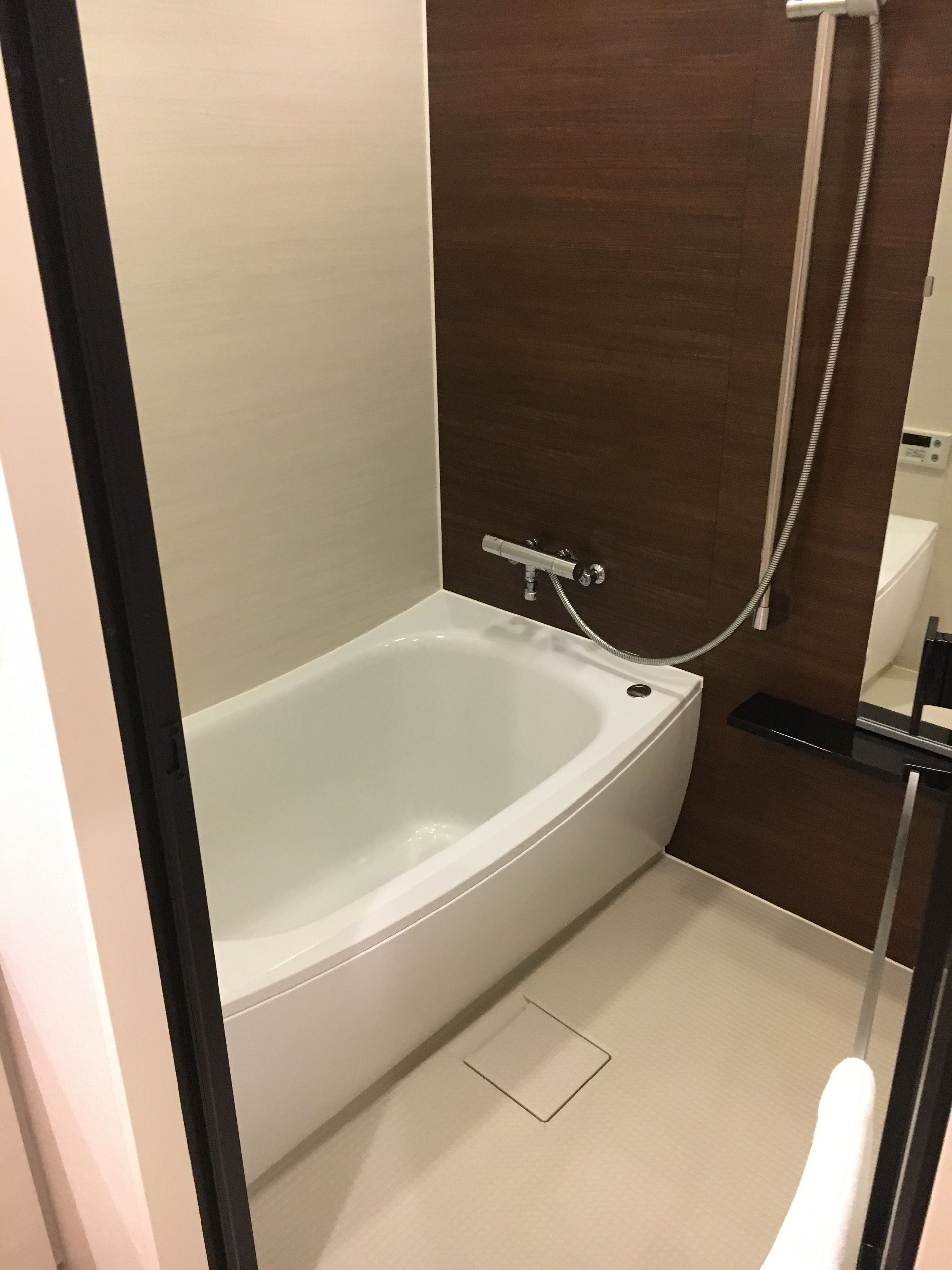 Bồn tắm và buồng tắm vòi sen riêng, đồ dùng nhà tắm miễn phí 