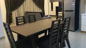 Family Apartment, 3 Bedrooms, Pool View | In-room dining - Glamora Putrajaya Homestay (Putrajaya)