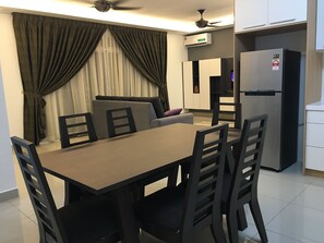 Family Apartment, 3 Bedrooms, Pool View | In-room dining - Glamora Putrajaya Homestay (Putrajaya)