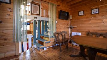 Basic Cabin | Living area
