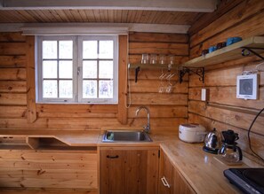 Refrigerador con freezer, microondas, placa de cocina, lavavajillas