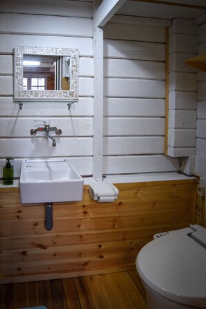 Basic-hytte | Badeværelse | Bruser, gratis toiletartikler, hjemmesko, håndklæder