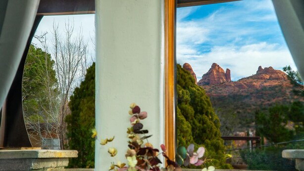 A room with a large window overlooking a mountainous landscape. - Walk a Block to Uptown to the main shops, tours, restaurants. (Sedona)