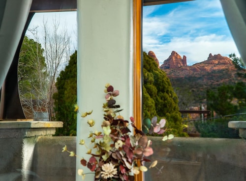 Walk a Block to Uptown (Our Downtown) to the main shops, tours, restaurants. 