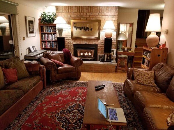 Smart-TV, Kamin, DVD-Player, Bücher