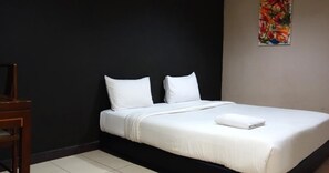 Camera doppia, senza finestre | Una scrivania, insonorizzazione, ferro/asse da stiro, Wi-Fi gratuito