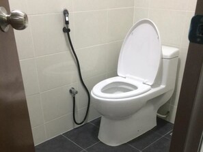 Doccia, set di cortesia gratuito, asciugacapelli, pantofole