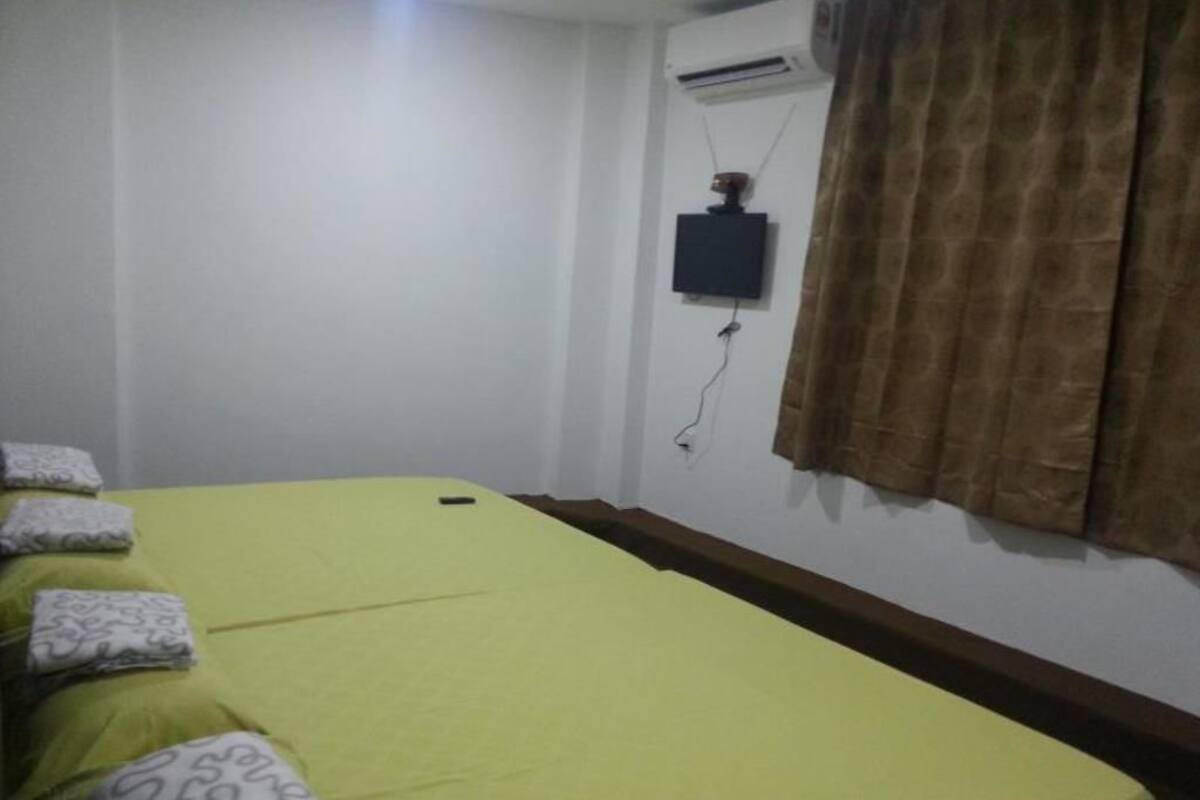 Camera familiare | Una scrivania, insonorizzazione, ferro/asse da stiro, Wi-Fi gratuito