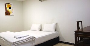 Camera doppia (with windows) | Una scrivania, insonorizzazione, ferro/asse da stiro, Wi-Fi gratuito