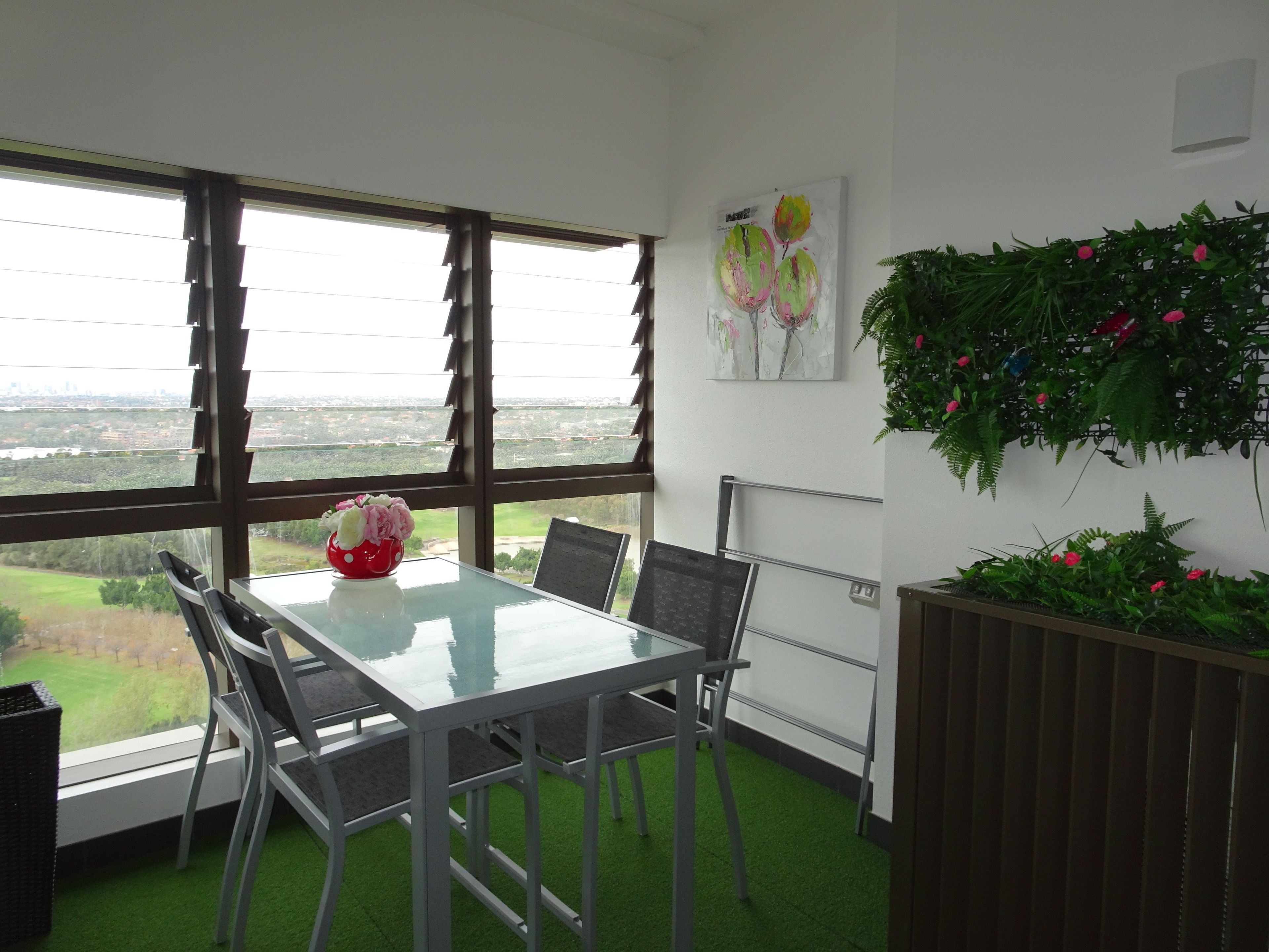 deluxe apartment, 1 bedroom, city view | in-room dining