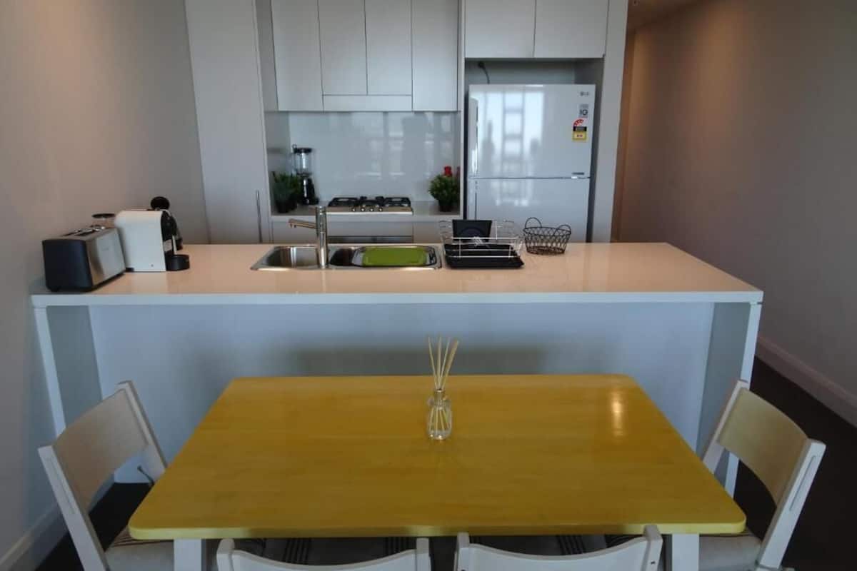 full-sized fridge, microwave, oven, stovetop