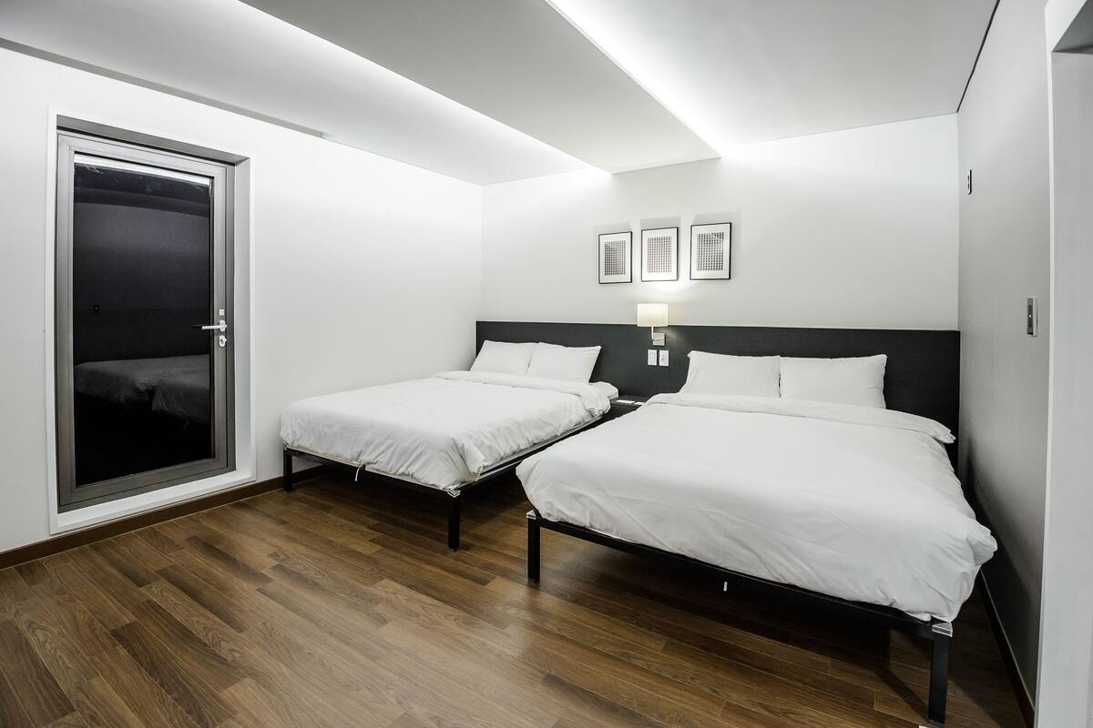 Premium bedding, free WiFi