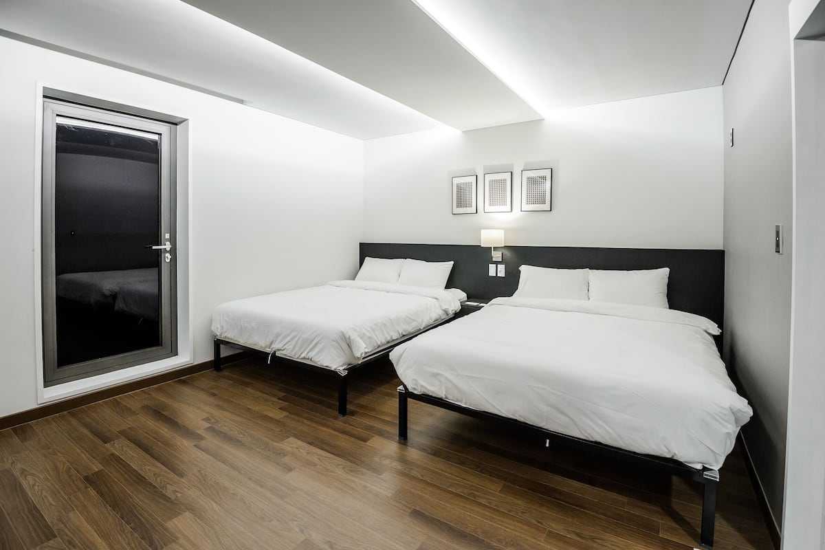 Premium bedding, free WiFi