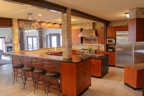 Fridge, microwave, oven, stovetop - Huge Lakefront A-frame on Owasco, 4 king bedrooms, 5 bathrooms, Sleeps 10-12 (Auburn)