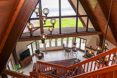 Huge Lakefront A-frame on Owasco, 4 king bedrooms, 5 bathrooms, Sleeps 10-12
