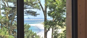 Kerpilu, oppført *** hus på et magisk sted mot sjøen, langs GR34.