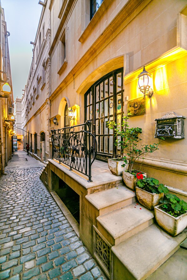 Fachada del alojamiento - Noche