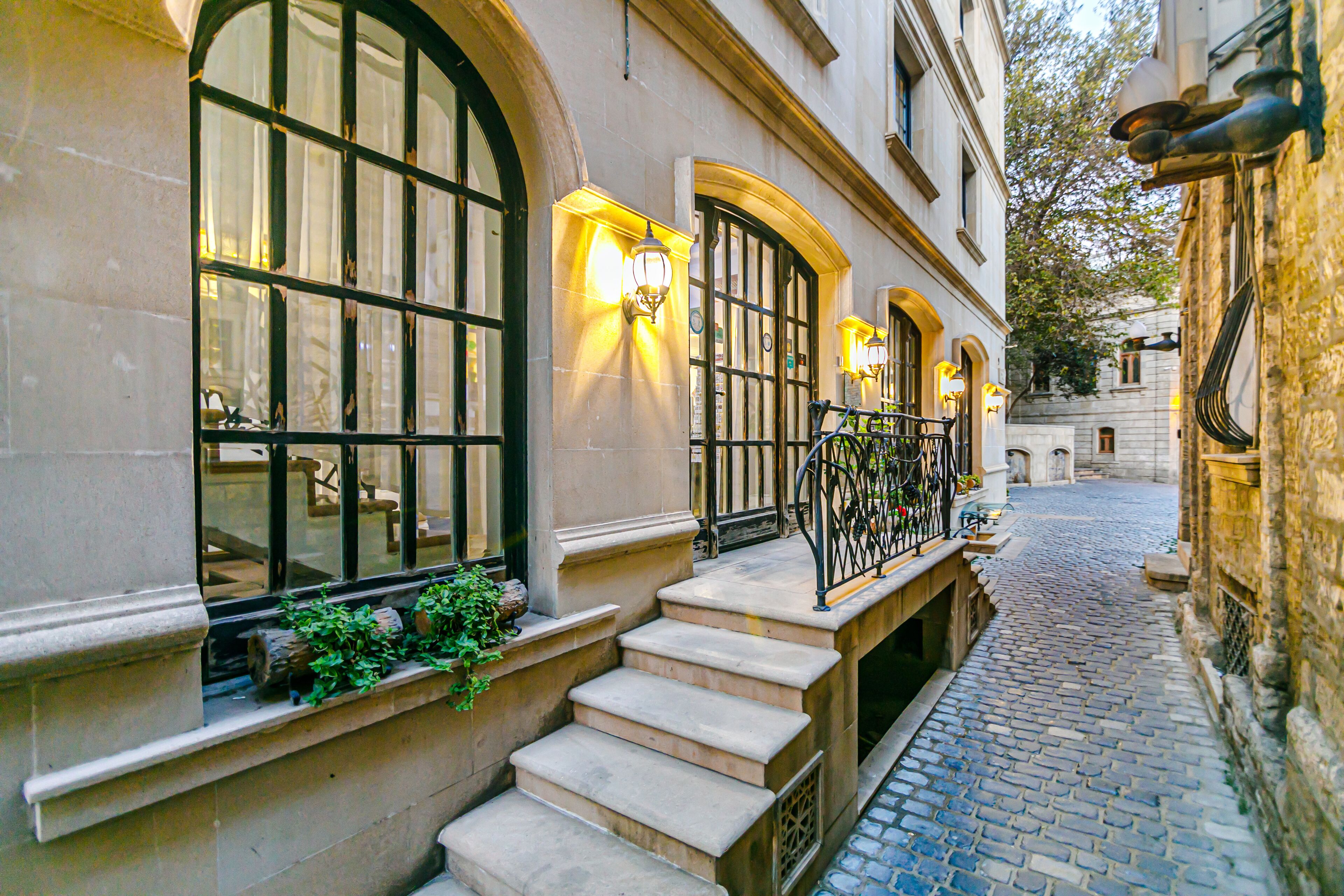 住宿正面 - 傍晚/夜晚