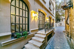 Fachada del alojamiento - Noche