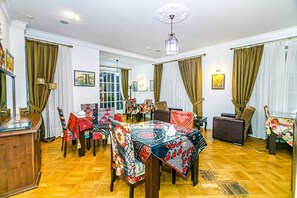 住宿正面 - 傍晚/夜晚