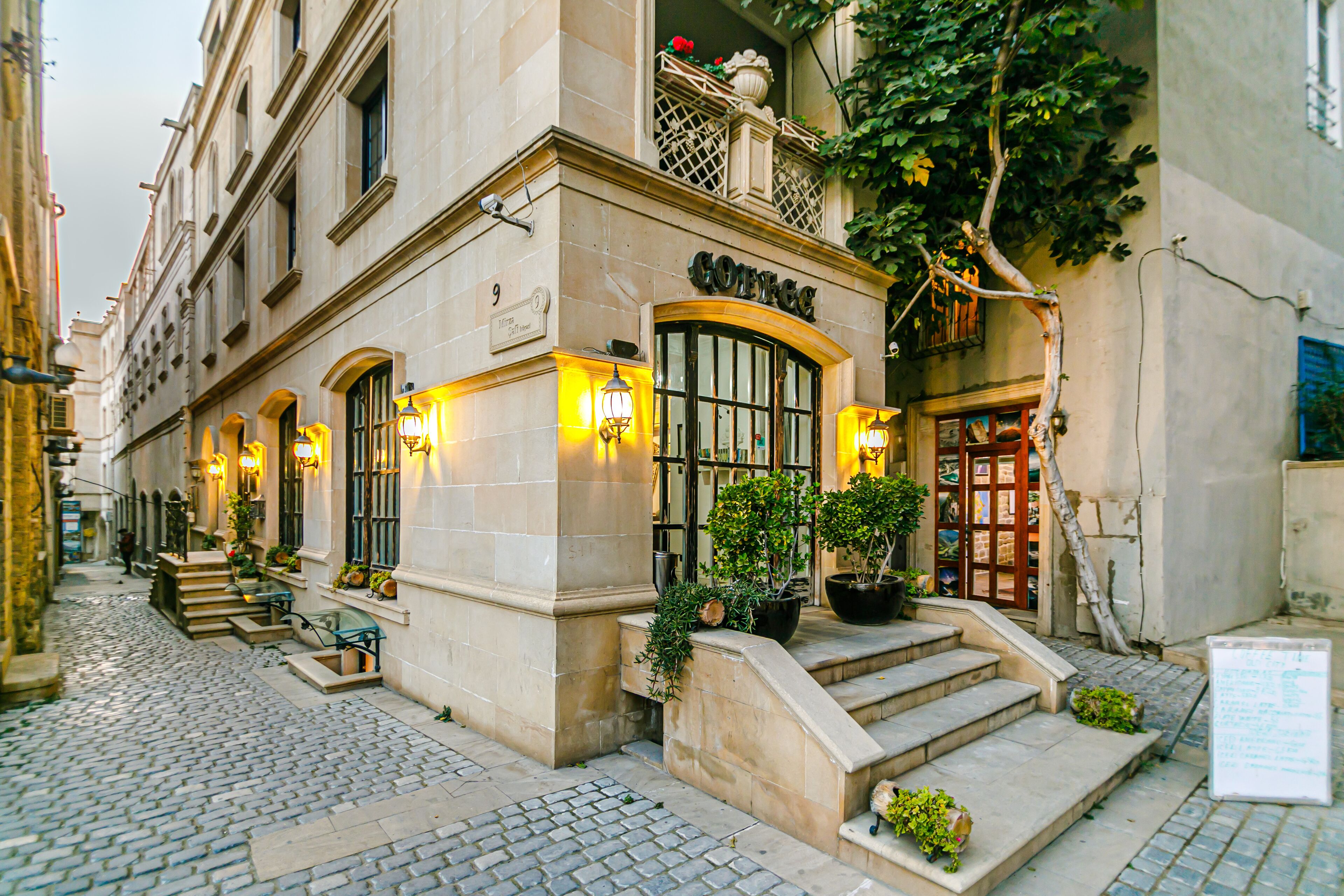 住宿正面 - 傍晚/夜晚