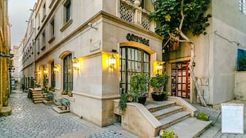 住宿正面 - 傍晚/夜晚