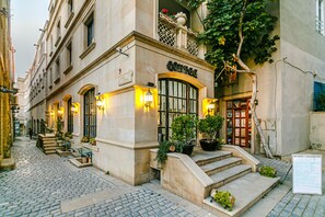 Fachada del alojamiento - Noche