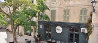 The appt is located in the heart of downtown, 5 minutes from Avignon