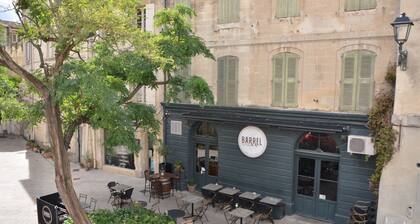 The appt is located in the heart of downtown, 5 minutes from Avignon