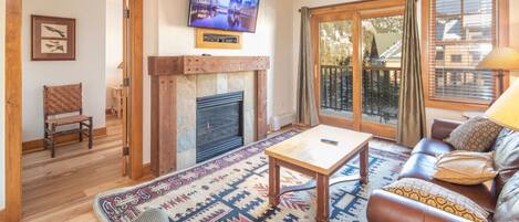 Een televisie en een open haard