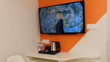 Een kluis op de kamer, een bureau, een strijkplank/strijkijzer