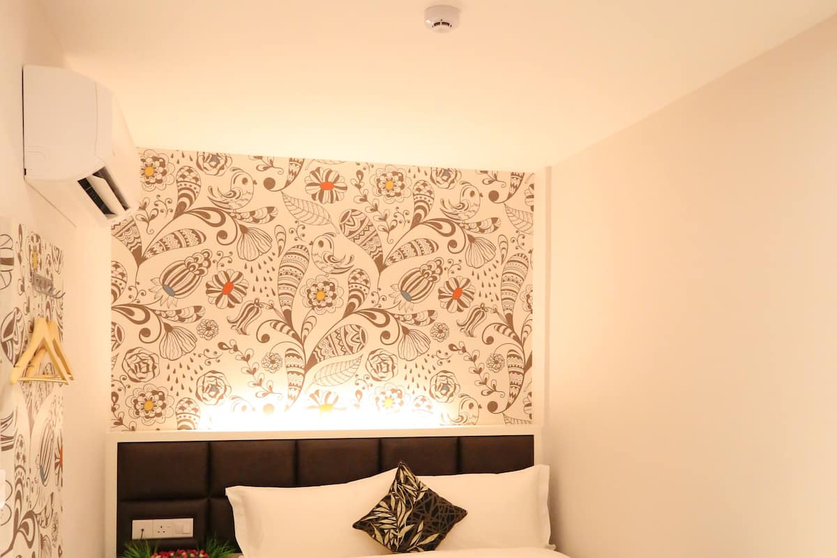 Standard Room, 1 Queen Bed, No Windows | In-room safe, desk, iron/ironing board (on request), WiFi (free)