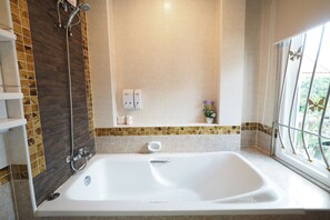 3-Bedrooms Private Pool Villa | Baño | Tina y regadera independientes, tina profunda, secadora de cabello