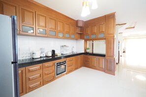 3-Bedrooms Private Pool Villa | Eget kjøkken | Kjøleskap, mikrobølgeovn, ovn og kokeplater