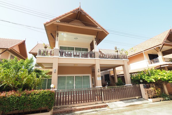 Front of property - Lana Pool Villa (Krabi)