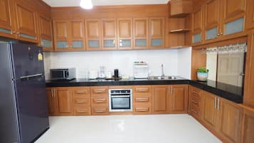 3-Bedrooms Private Pool Villa  | 専用キッチン | 大型冷蔵庫、電子レンジ、オーブン、コンロ