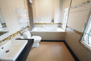 3-Bedrooms Private Pool Villa  | Bathroom | Separate tub and shower, deep soaking tub, hair dryer, towels - Lana Pool Villa (Krabi)