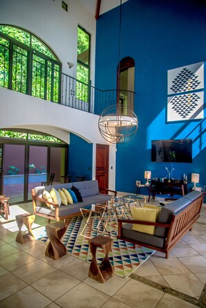 Smart TV, books - Perfect Location, Walk to Beach, Infinity Pool, Luxury Decor, Fast Free Wifi! (Dominical)