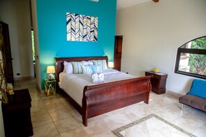 4 bedrooms, in-room safe, travel crib, free WiFi - Perfect Location, Walk to Beach, Infinity Pool, Luxury Decor, Fast Free Wifi! (Dominical)