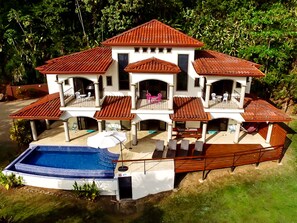 Exterior - Perfect Location, Walk to Beach, Infinity Pool, Luxury Decor, Fast Free Wifi! (Dominical)